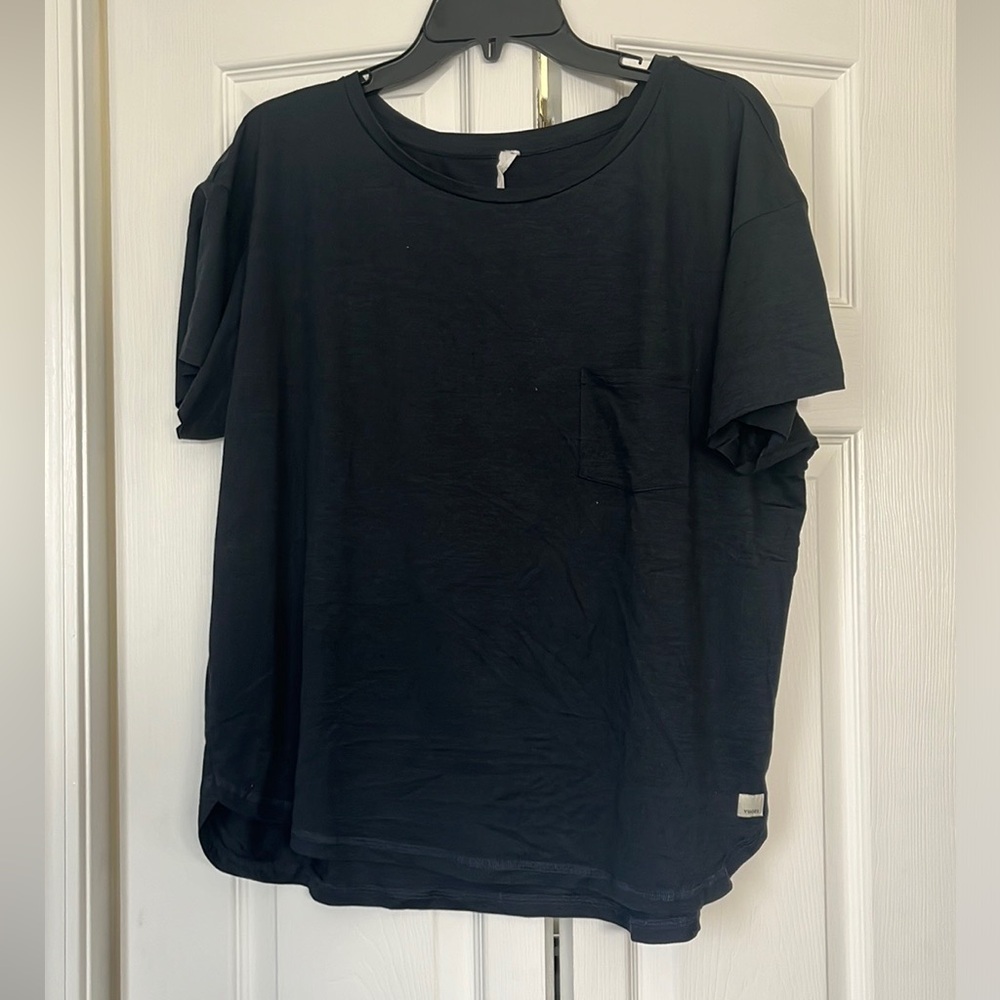 Navy Athletic Feel Vuori shirt
